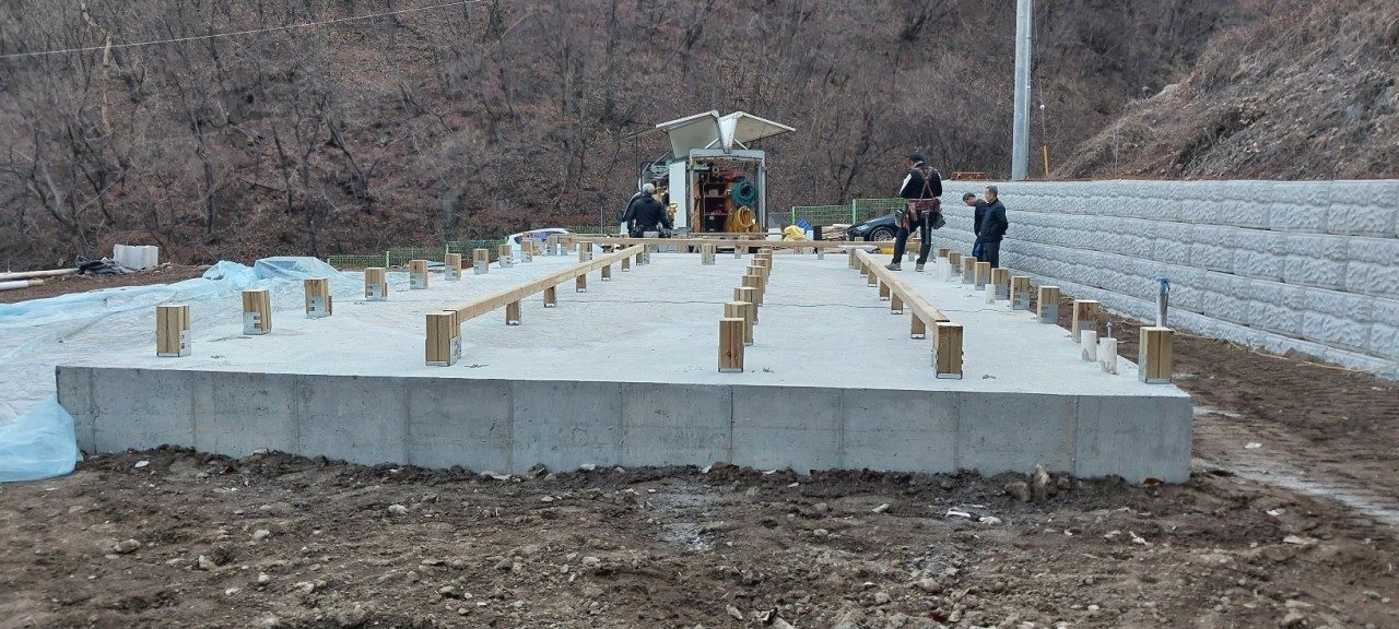 기초 콘크리트 타설 후 토대 설치 — 착공 단계